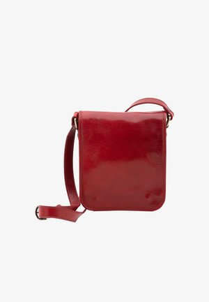 Compatta borsa a tracolla in pelle rossa lucida con tracolla regolabile e chiusura a patta, mostrata su sfondo bianco.