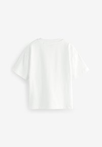 Camiseta blanca de manga corta con cuello redondo. Presenta una textura de algodón suave y un ajuste relajado, sin logotipos ni diseños visibles.
