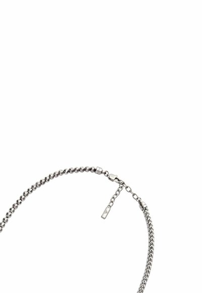 Stříbrný řetízek s hladkými kulatými korálky a texturovaným designem řetězu, zajištěný kovovou sponou a nastavovacím řetízkem.