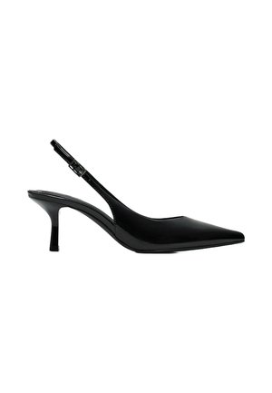 Décolleté slingback in vernice nera con punta appuntita, tacco kitten di altezza media e cinturino regolabile con fibbia.
