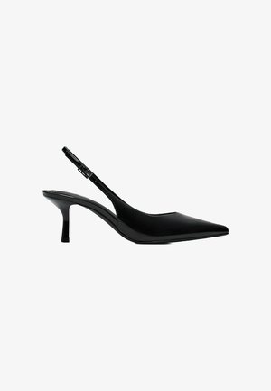 Schwarzer Lackleder-Slingback-Pumps mit spitz zulaufender Spitze, mittelhohem Kittenabsatz und verstellbarem Schnallenriemen.