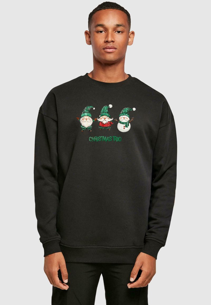Sort sweatshirt med et broderet design af tre festlige figurer: to skægede personer og en snemand, med grønne accenter og tekst.