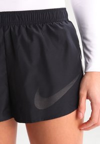 Nike Performance Pantalón corto de deporte - black