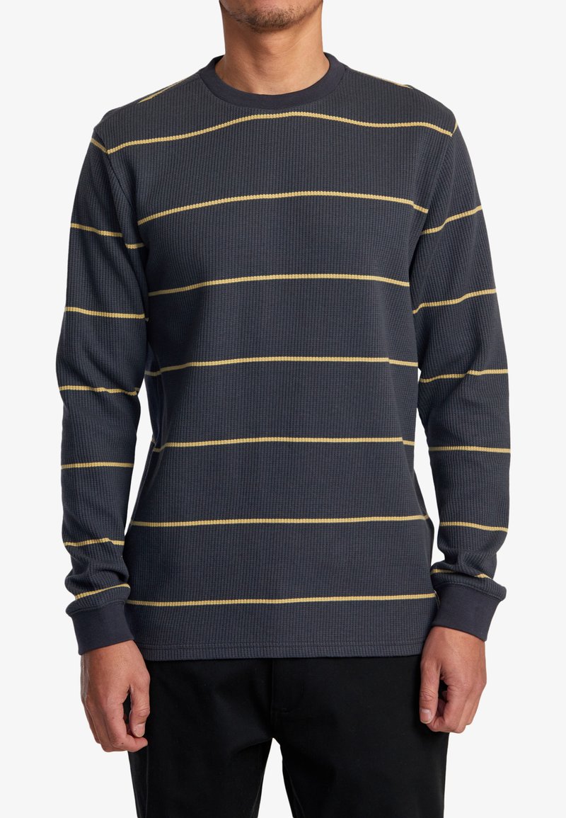 Donkerblauwe longsleeve shirt met geribbeld patroon en gele horizontale strepen. Heeft een ronde halslijn en aansluitende manchetten.