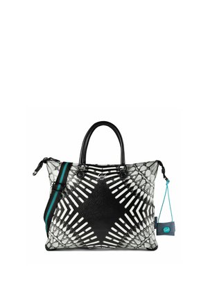 Bolso con estampado en blanco y negro con dos asas, una correa de hombro a rayas y una pequeña bolsa adjunta con una cuerda turquesa.