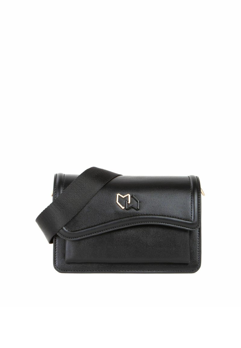 Sort læder crossover taske med klaplukning, en guldlogo-detalje og en tekstureret overflade. Har en bred stofrem.