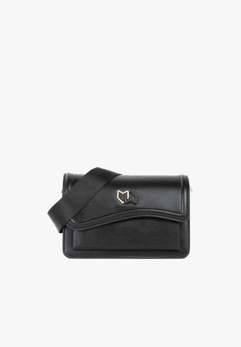 Sort læder crossover taske med klaplukning, en guldlogo-detalje og en tekstureret overflade. Har en bred stofrem.