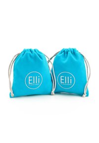 Divas tirkīza krāsas aukliņu somas no mīksta auduma, uz priekšpuses baltā krāsā ar uzrakstu "Elli by Julie & Grace".
