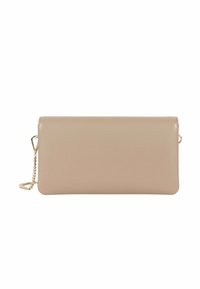 Clutch in pelle testurizzata beige con una tracolla in oro attaccata sul lato sinistro su uno sfondo bianco.