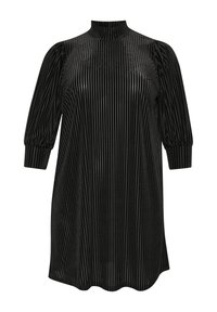 Robe noire plissée avec un col montant et des manches bouffantes. Fabriquée en tissu texturé avec des rayures verticales. Ourlet festonné.