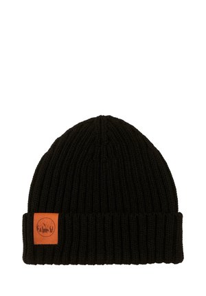 Czarna prążkowana dzianinowa czapka z podwiniętym mankietem i małą brązową skórzaną naszywką z motywem góry i niedźwiedzia.