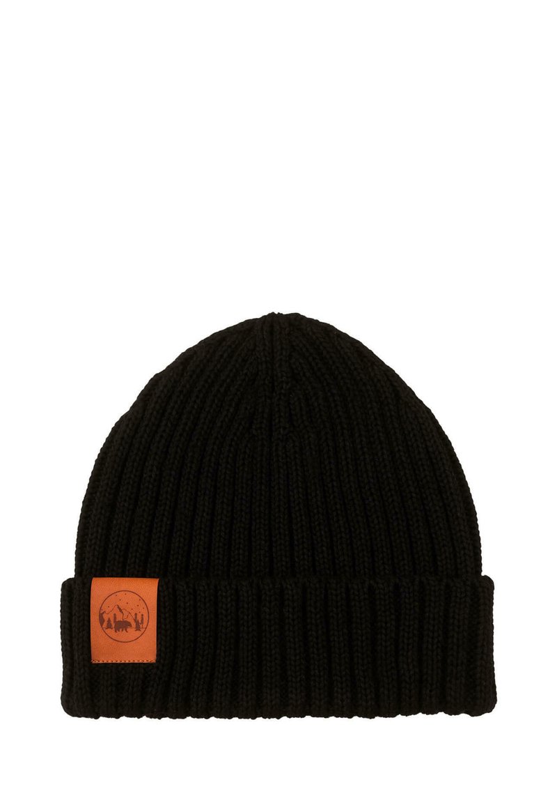Czarna prążkowana dzianinowa czapka z podwiniętym mankietem i małą brązową skórzaną naszywką z motywem góry i niedźwiedzia.