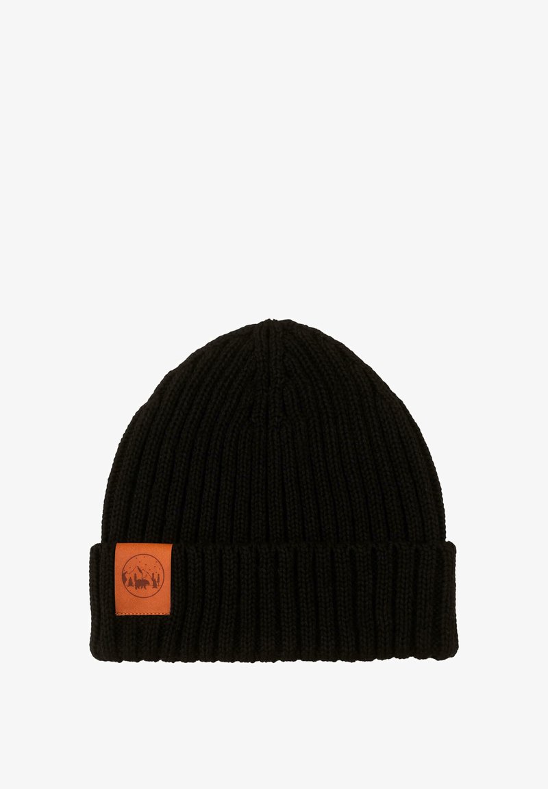 Czarna prążkowana dzianinowa czapka z podwiniętym mankietem i małą brązową skórzaną naszywką z motywem góry i niedźwiedzia.
