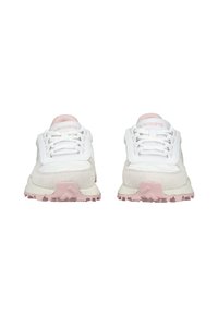 Tenisky Lacoste s bílým síťovaným svrškem, růžovými semišovými akcenty, bílými tkaničkami a světle růžovou gumovou podešví s texturovanými gripovými vzory.