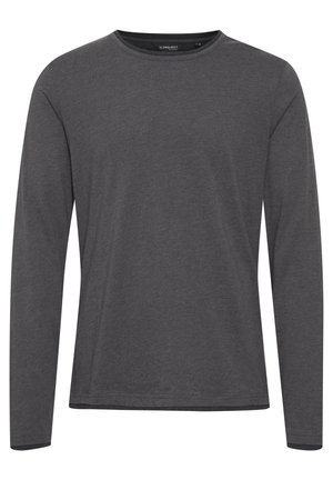 Cămașă gri cu mâneci lungi, realizată dintr-un material moale, cu guler rotund, croială dreaptă și bordură contrastantă neagră la guler și manșete.