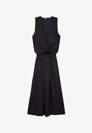 Mouwloze zwarte jurk met diepe V-hals, aangeplooide taille en vloeiende knielange rok, plat neergelegd op een witte achtergrond.