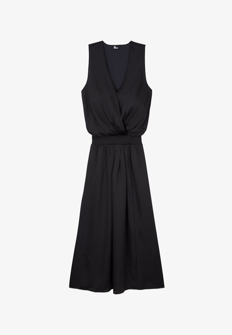 Robe noire sans manches avec un profond décolleté en V, taille froncée et jupe fluide au genou, étalée à plat sur un fond blanc.