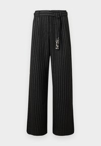 Pantalon noir à jambes larges avec fines rayures blanches, ceinture en tissu et accents décoratifs en cristal près de la taille. Texture lisse, coupe ajustée.