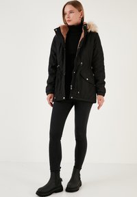 LELA REGULAR FIT - Parka - black