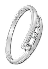 Bague en argent avec trois petits diamants ronds sertis en rangée dans un design de bande ouverte et chevauchante.