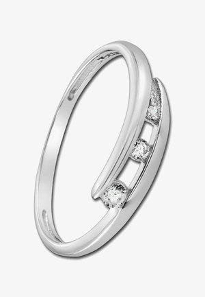 Bague en argent avec trois petits diamants ronds sertis en rangée dans un design de bande ouverte et chevauchante.