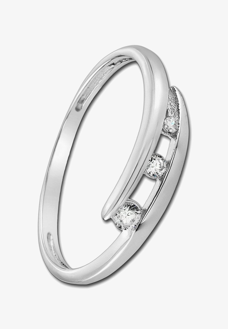 Bague en argent avec trois petits diamants ronds sertis en rangée dans un design de bande ouverte et chevauchante.