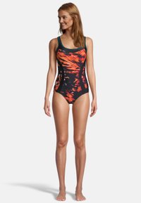 Maillot de bain une pièce noir avec un motif abstrait vibrant en orange et rouge, doté d'un décolleté arrondi et de bretelles turquoise contrastées.