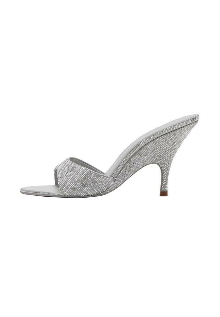 Sandalo alto open-toe argento con finitura shimmer, parte superiore testurizzata e una silhouette elegante con tacco a zeppa.