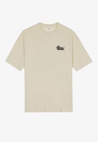 Camiseta de manga corta beige con cuello redondo, pequeño texto negro "ROMA" y un gráfico de arquitectura romana en el lado izquierdo del pecho.