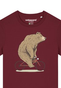 Katoenen maroon T-shirt met een afbeelding van een beer die op een rode fiets rijdt, gedetailleerd met een witte bel en zwarte wielen.
