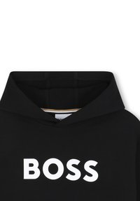 Sweatshirt à capuche noir présentant un logo blanc "BOSS" bien en vue sur le devant. Texture lisse avec une doublure intérieure contrastante.
