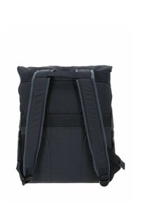 Sac à dos gris foncé en tissu texturé, avec des bretelles rembourrées et réglables, une fermeture supérieure enroulable et une poche latérale pour un rangement supplémentaire.