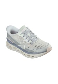Zapatilla deportiva de un gris claro con parte superior de malla transpirable, diseño de cordones, cuello acolchado y una gruesa suela media blanca con acentos grises.
