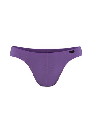Lila Herren-Bikiniunterwäsche mit dezenten horizontalen Streifen und einem kleinen schwarzen Etikett auf der rechten Seite des Bundes.