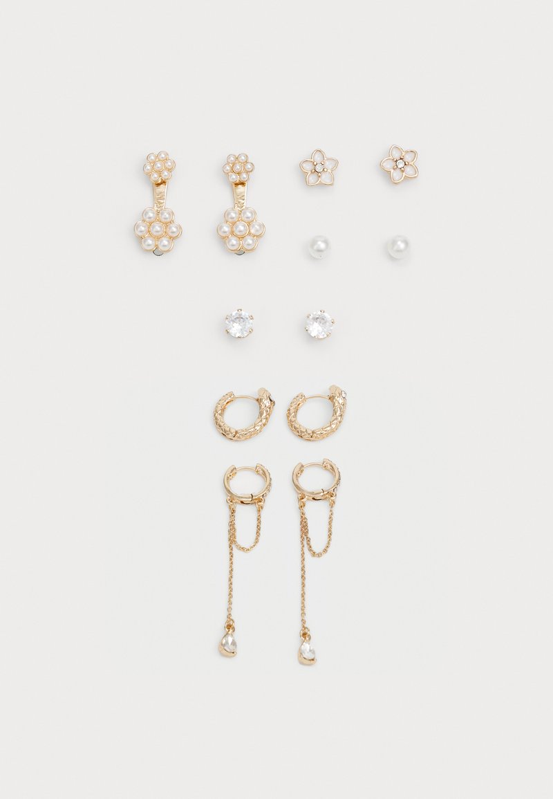 Das goldfarbene Ohrring-Set bietet florale Designs, Perlenakzente und runde Stecker. Die Stile umfassen Creolen mit Ketten und dekorativen Details.