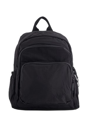 Černý látkový batoh s dvěma předními kapsami na zip, boční elastickou kapsou a horním madlem, zobrazený na bílém pozadí.