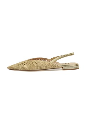 Bailarinas slingback de color dorado tejido con punta afilada, que presentan un diseño de tejido abierto y un tacón mínimo. Textura suave con acentos metálicos.
