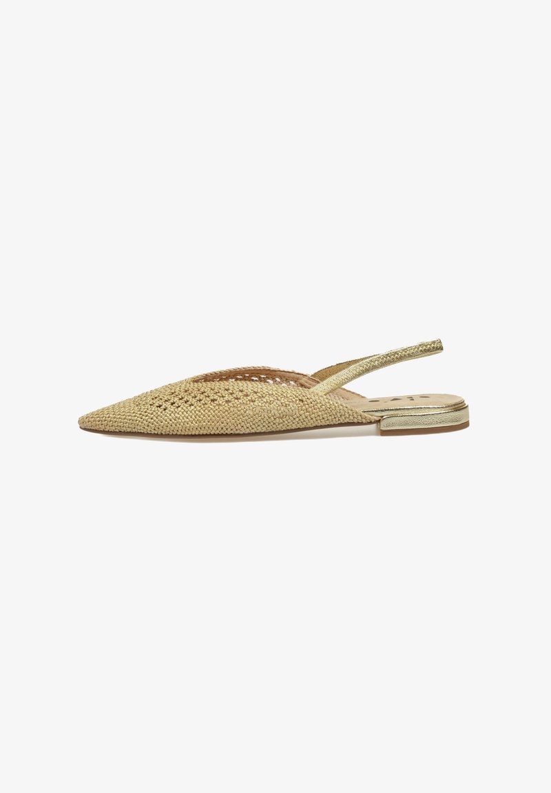 Bailarinas slingback de color dorado tejido con punta afilada, que presentan un diseño de tejido abierto y un tacón mínimo. Textura suave con acentos metálicos.