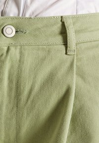 ALIGNE CONNIE WIDE - Calças de ganga à boca de sino - cucumber