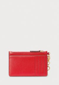 Rødt lærpung med en jevn tekstur, med en glidelåslomme og rom for kort. Gylne detaljer og en kjedeakcent.