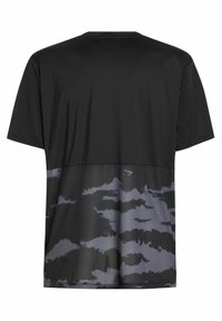 Čierne tričko s krátkym rukávom, ktoré má spodnú časť zvršku z priedušnej siete s šedým kamuflážovým vzorom, čím poskytuje textúrovaný kontrast k hladkej hornej časti.