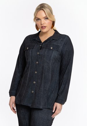 Donkerdenim overhemd met lange mouwen, knoopsluiting, twee borstzakken en subtiele verticale strepen. Heeft een klassieke kraag en een gestructureerde stof.