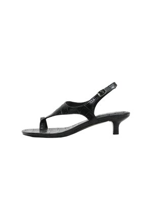 Sandalia slingback de cuero negro con textura, con tacón bajo tipo kitten y una correa en el dedo con una pequeña hebilla.