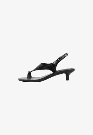 Sandale slingback en cuir noir texturé avec un petit talon kitten et une bride d'orteil avec une petite boucle.