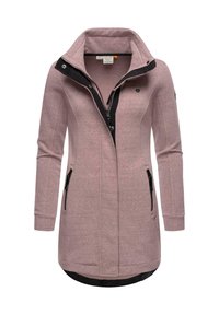 Veste rose à manches longues avec col haut, fermetures éclair noires et poches latérales. Tissu doux avec une texture lisse et un ourlet arrondi.