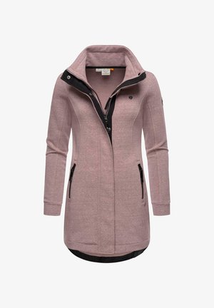 Roze lange mouwjack met een hoge kraag, zwarte ritsen en zijzakken. Zachte stof met een gladde textuur en een gebogen zoom.