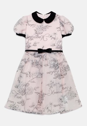 Vestido de manga corta rosa con cuello de terciopelo negro, estampado floral y de escritura, mangas abullonadas y un cinturón de lazo de terciopelo negro en la cintura.