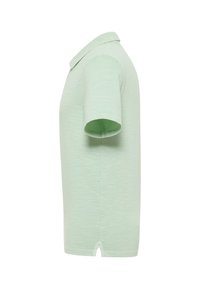 Koszulka polo w jasnym miętowym kolorze, z krótkimi rękawami, z miękkiego w dotyku materiału, z klasycznym kołnierzykiem i małym rozcięciem na plecach.