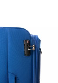 Blauwe hard-shell koffer met een gestructureerd oppervlak, voorzien van een TSA-goedgekeurd slot en een dubbele rits voor een veilige sluiting.