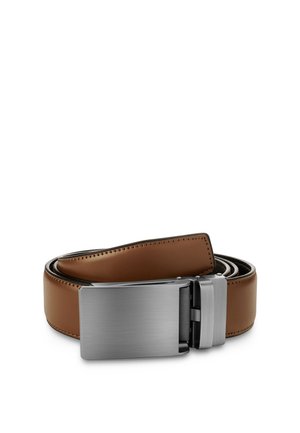 Brunt læderbælte rullet sammen med en mat sølvfarvet rektangulær metalspænde på en hvid baggrund.